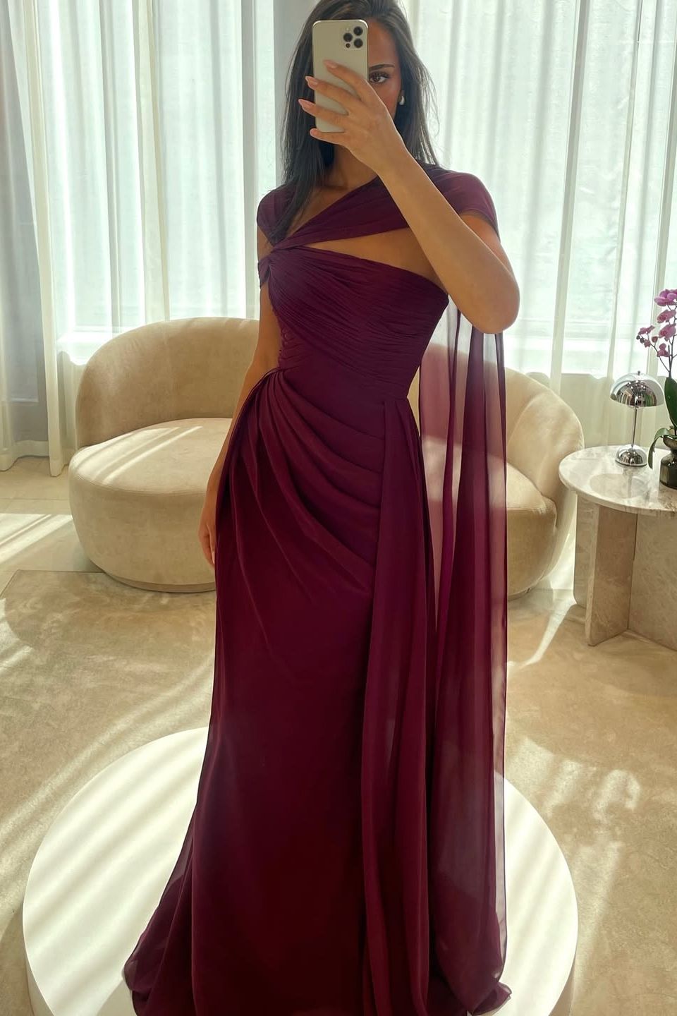 Langes, langes Chiffon-Abendkleid in Cabernet mit Schlitz, Rüschen und Falten – online erhältlich (AB1861)