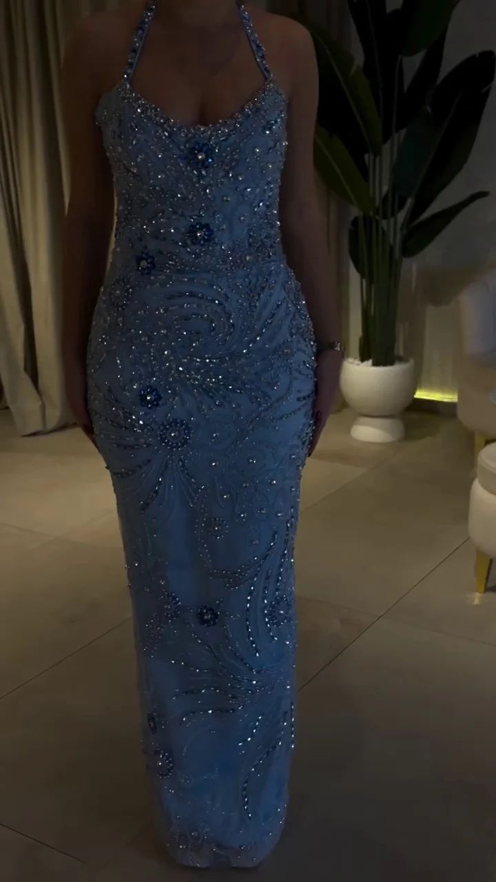Elegantes, langes Meerjungfrauen-Abendkleid mit Neckholder und Perlenbesatz, Inspiration für formelle Anlässe, Abendoutfit N225