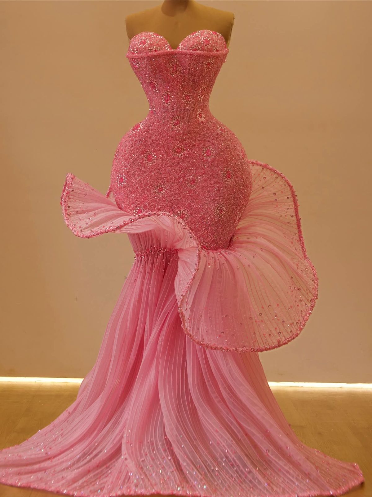Glitzerndes Meerjungfrauen-Abendkleid mit rosa Pailletten und Herzausschnitt – Inspiration für formelle Anlässe und Partys AB1272