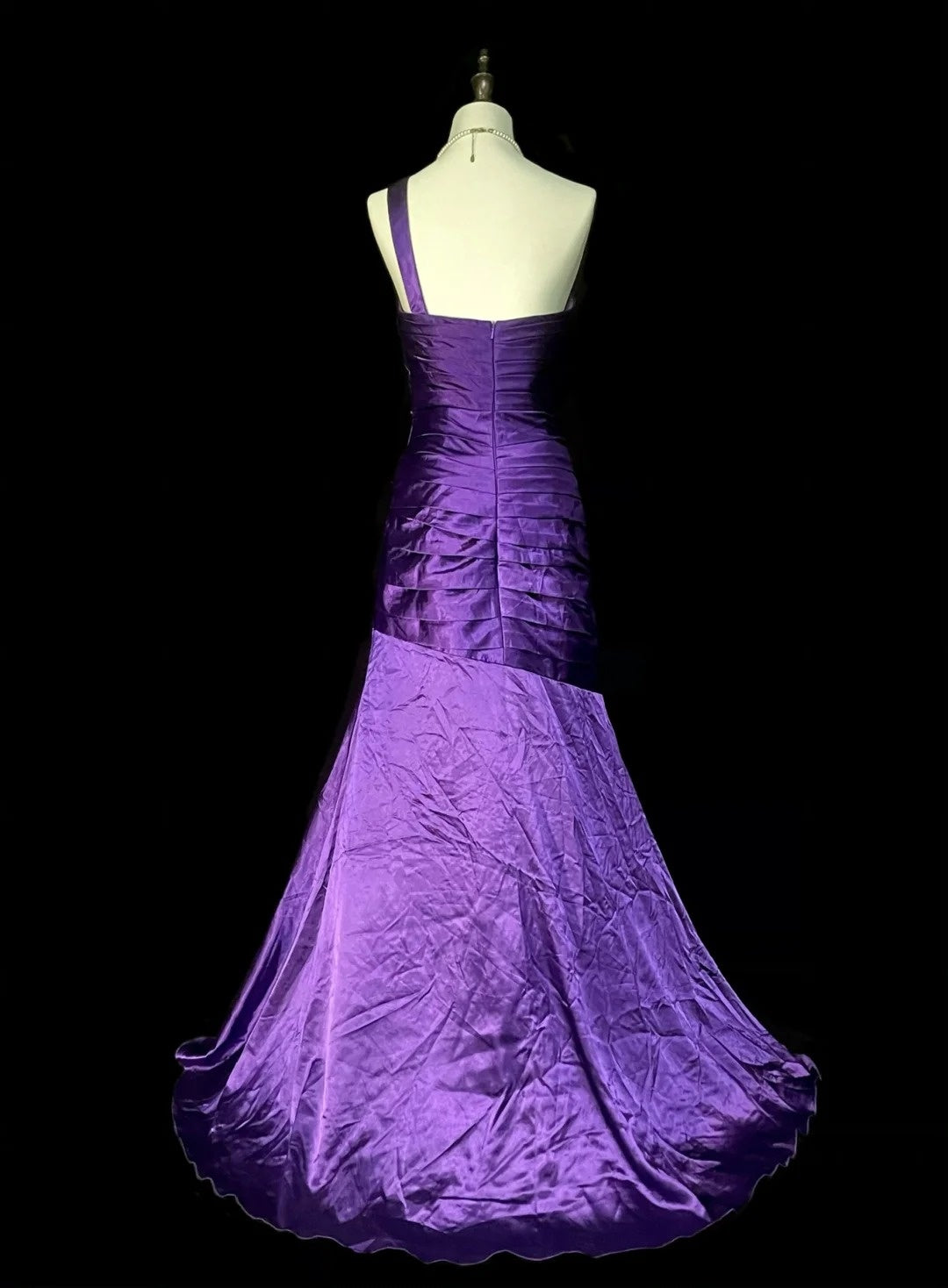 Robe de bal longue sirène vintage asymétrique en satin raisin, années 90, ornée de perles, référence N1376