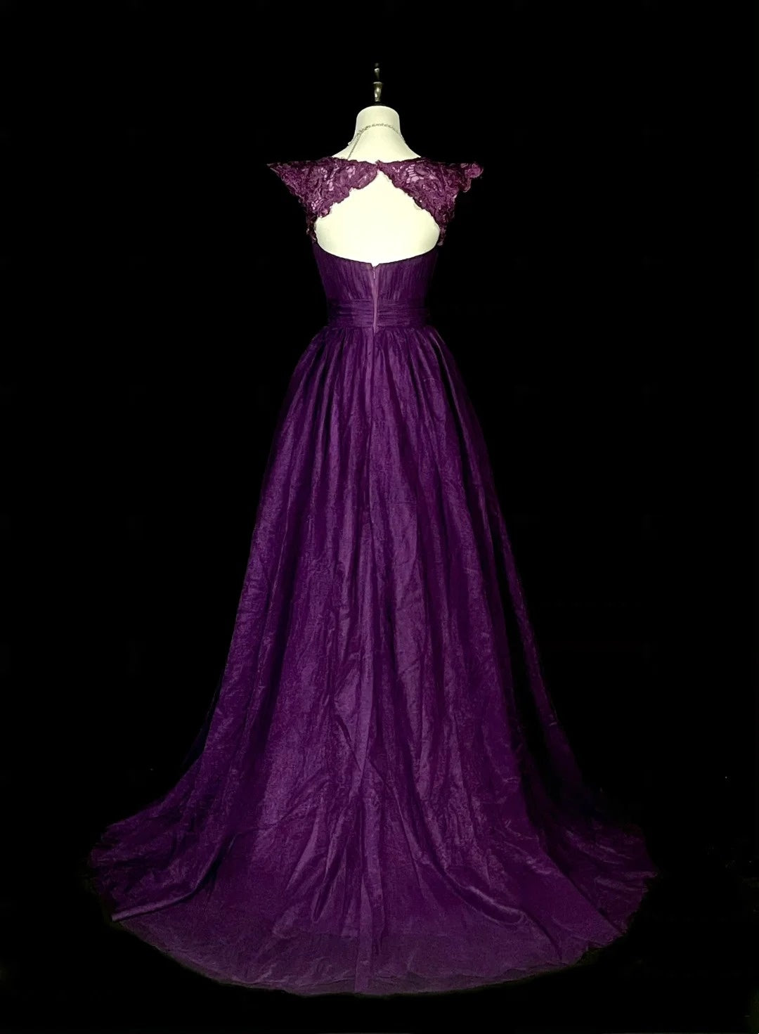 Elegantes, ärmelloses, langes Abendkleid aus traubenfarbenem Chiffon in A-Linie mit Herzausschnitt, Modell N1377