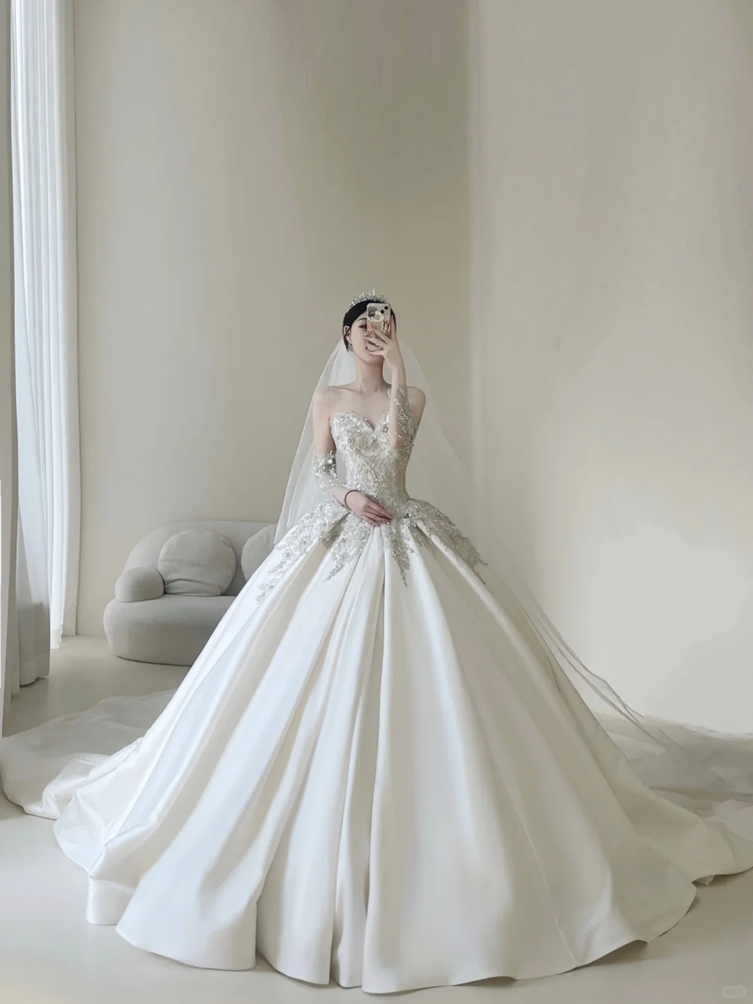Prinzessinnen-Brautkleid mit Handschuhen, Spitzenapplikationen, herzförmiges Brautkleid, Ballkleid mit herzförmigem Ausschnitt AB881