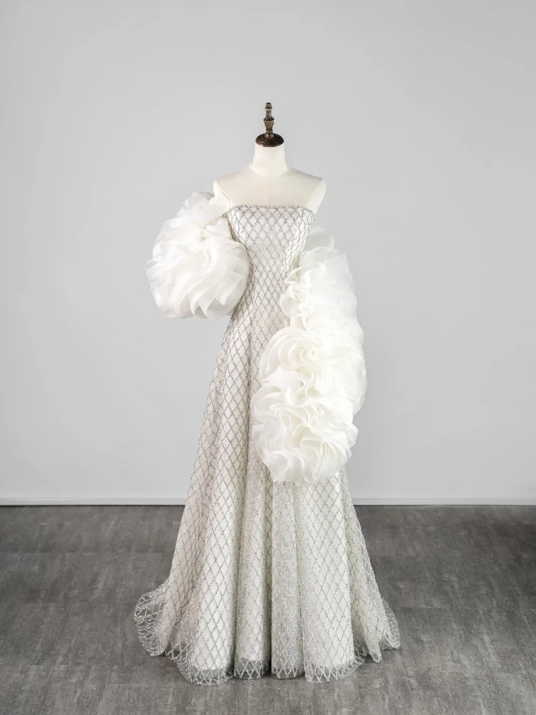 Robe de mariée féérique, style trapèze, sans bretelles, blanche à sequins et cape, coupe ajustée, référence N661