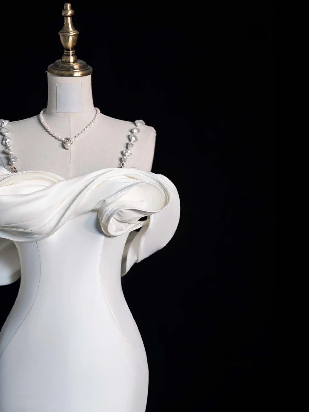 Robe de mariée sirène modeste en satin blanc, décolleté en cœur, bretelles et manches longues, style féerique, idéale pour un mariage d'automne (N514)