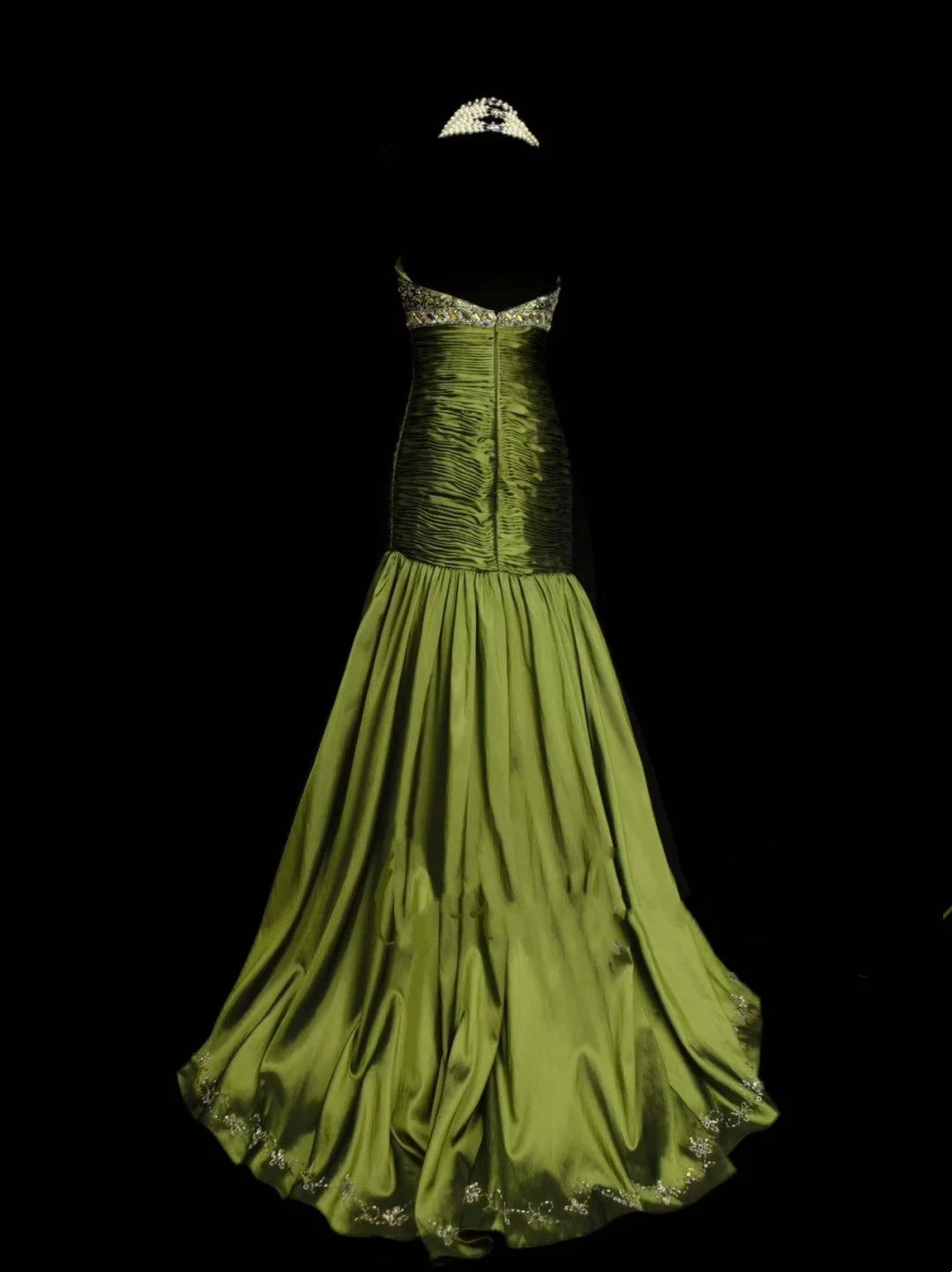 Robe de bal vintage sirène, décolleté cœur, en satin vert avec corsage orné de cristaux et de perles - Inspiration robe de soirée formelle N1825