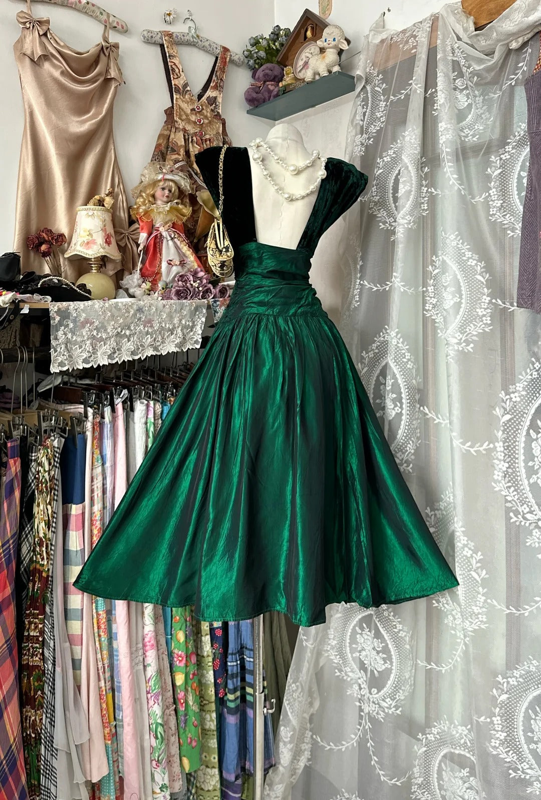 Elegante Ballkleider Abendkleider U-Ausschnitt Dunkelgrün Satin Samt Ärmellos Formelle Abendgarderobe N3777