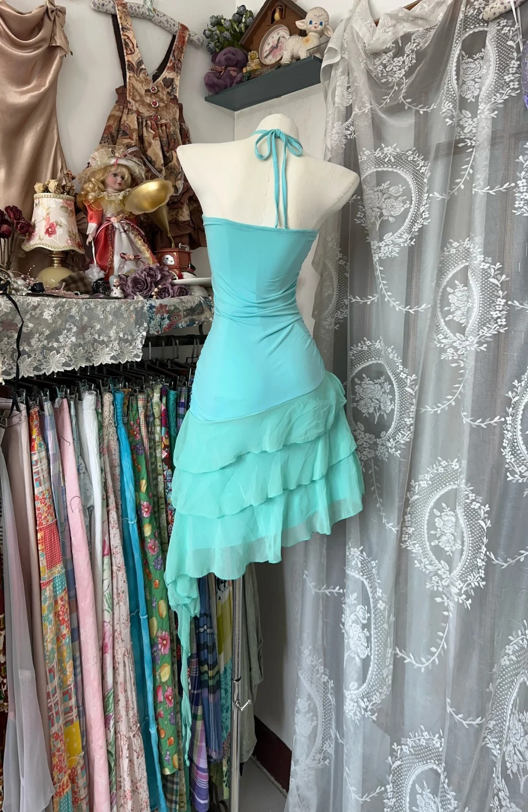 Robe de bal courte vintage en mousseline bleue à col fourreau et dos nu, idéale pour un anniversaire ou une soirée de retrouvailles (N1342)