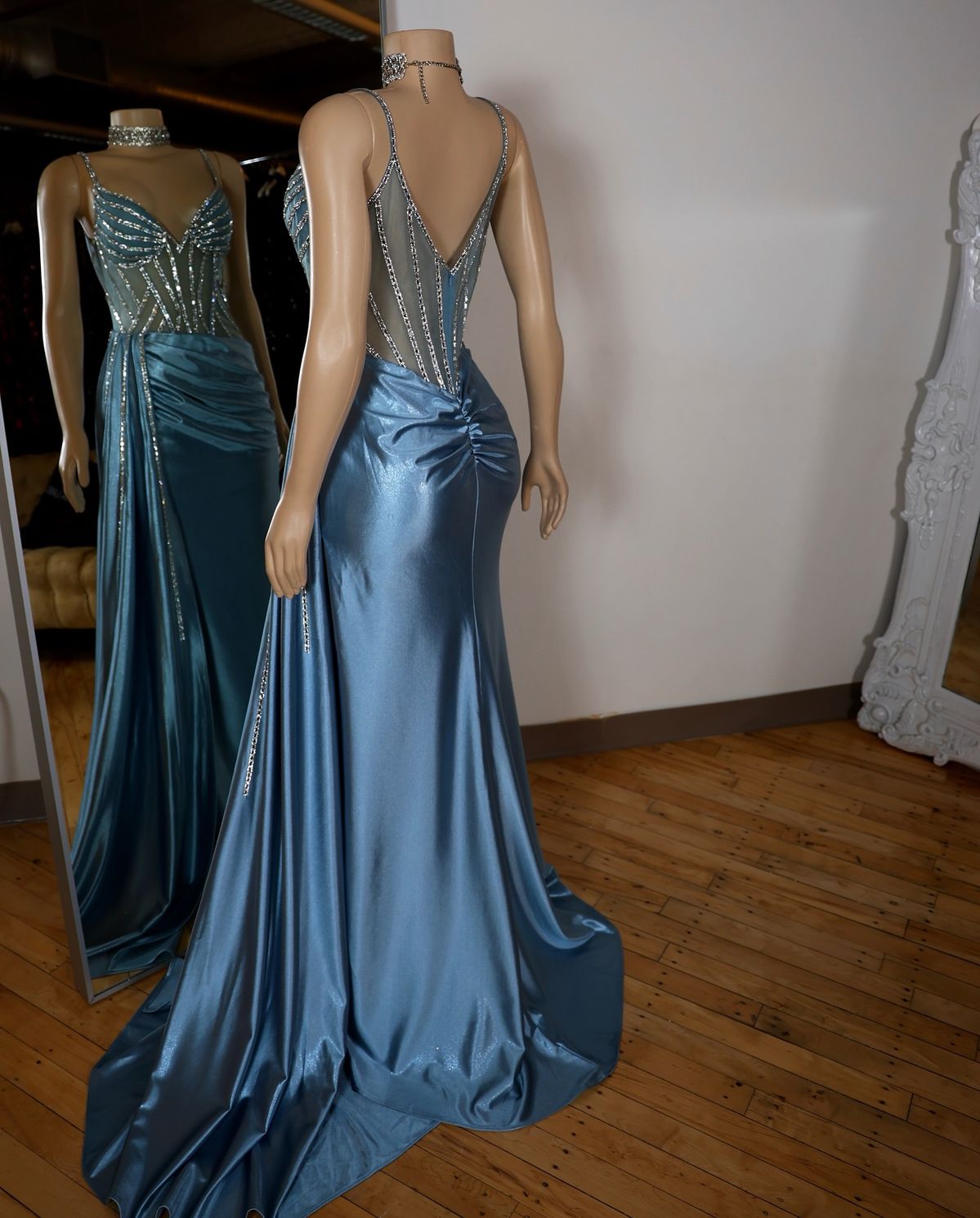 Blaues Meerjungfrauen-Abendkleid aus Satin mit V-Ausschnitt, langen Applikationen und Pailletten, Schlitz AB1680