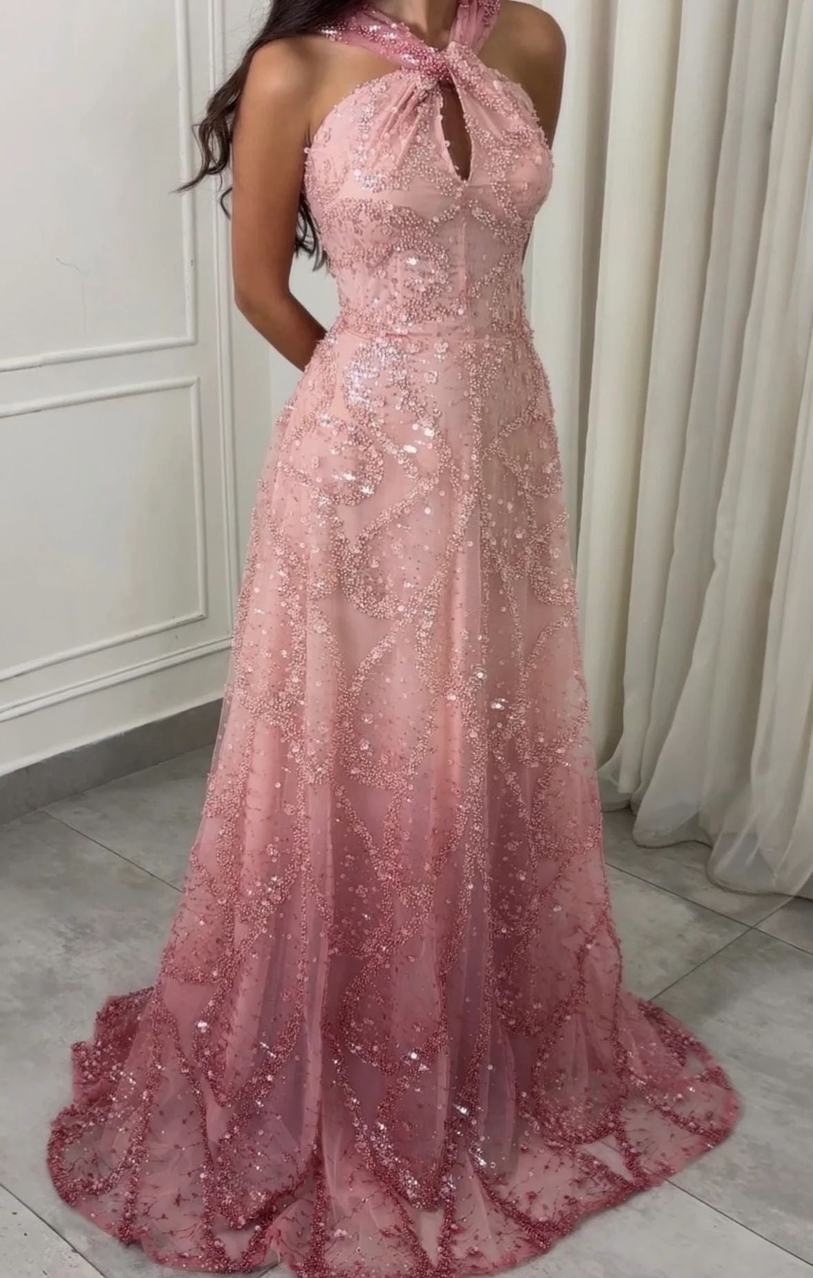Elegantes, hochgeschlossenes Pailletten-Perlen-Fischschwanzkleid mit Neckholder, rosa, für festliche Anlässe, N589