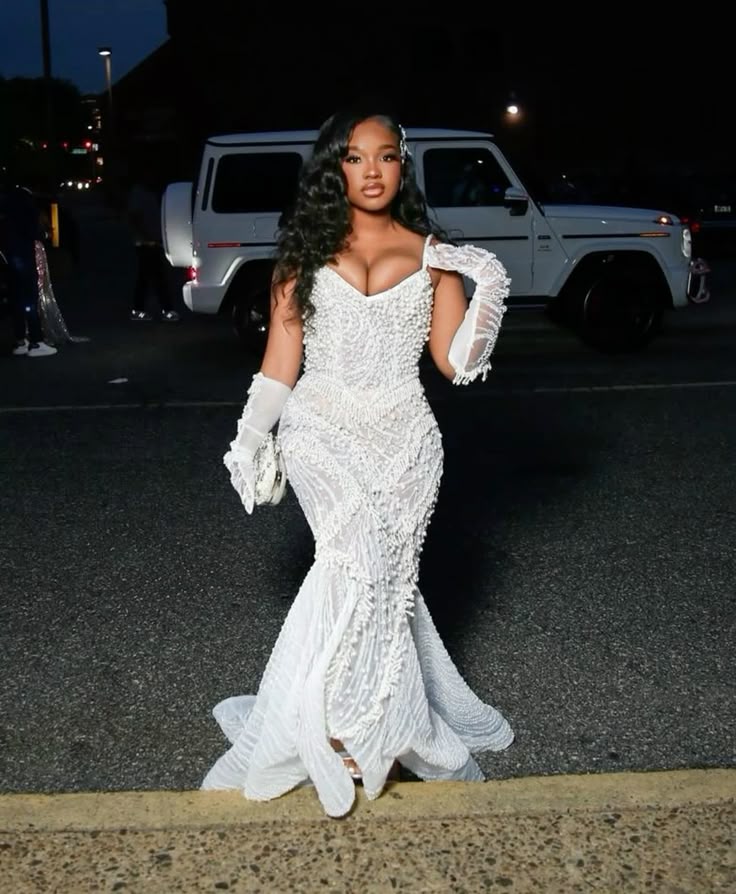 Robe de bal longue sirène ivoire à décolleté cœur et traîne scintillante AB980