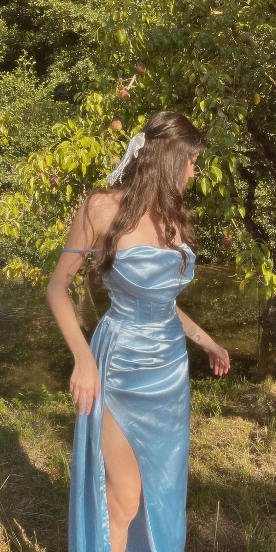 A-Linien-Abendkleid aus Seidensatin mit Spaghettiträgern und Schlitz, langes Modell AB1574