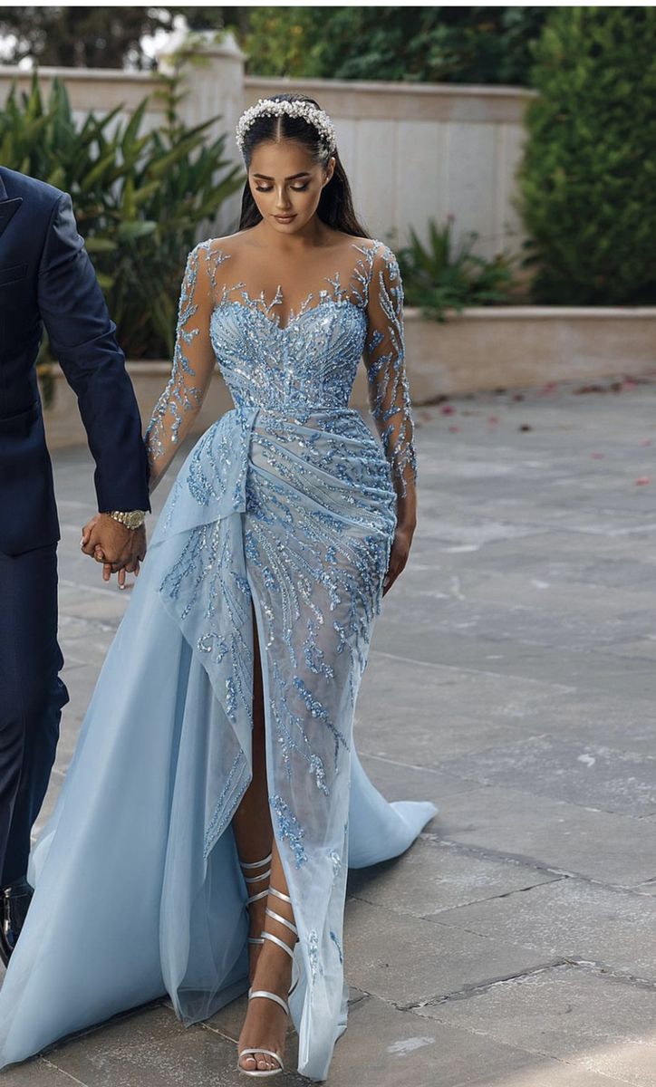 Robe de bal sirène bleu ciel clair à décolleté rond et fente perlée, longue, idéale pour un anniversaire ou une soirée (N235)