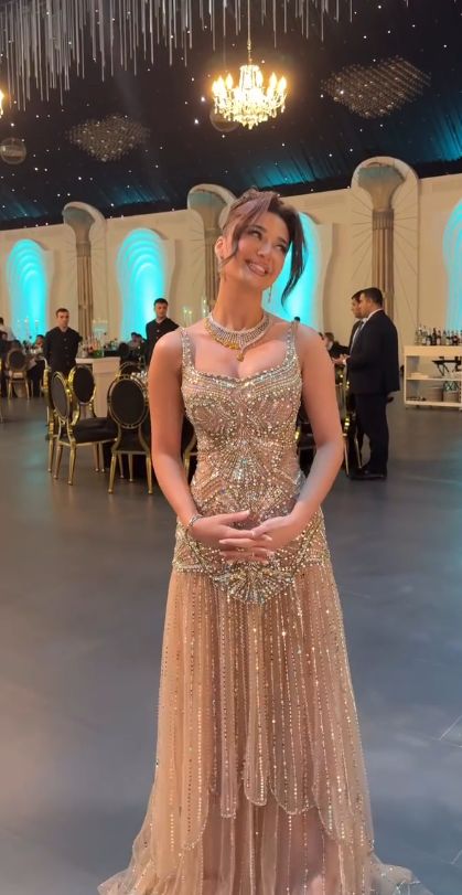 Luxuriöses, ärmelloses, plissiertes Ballkleid mit Spaghettiträgern, Perlenstickerei und bodenlangem Rock, Abschlusskleid N888