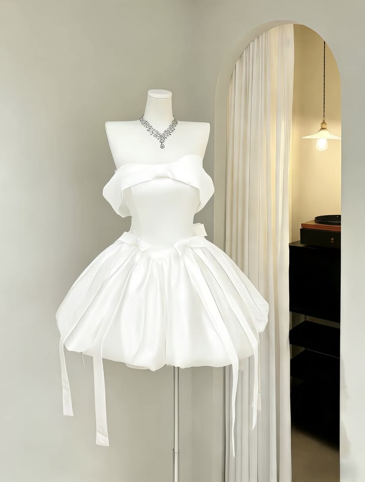 Süßes Ballkleid schulterfrei aus weißem Satin für Teenager-Mädchen, Mini, Senior-Inspo, kurze Geburtstags-Outfits, Homecoming-Kleid RB3033