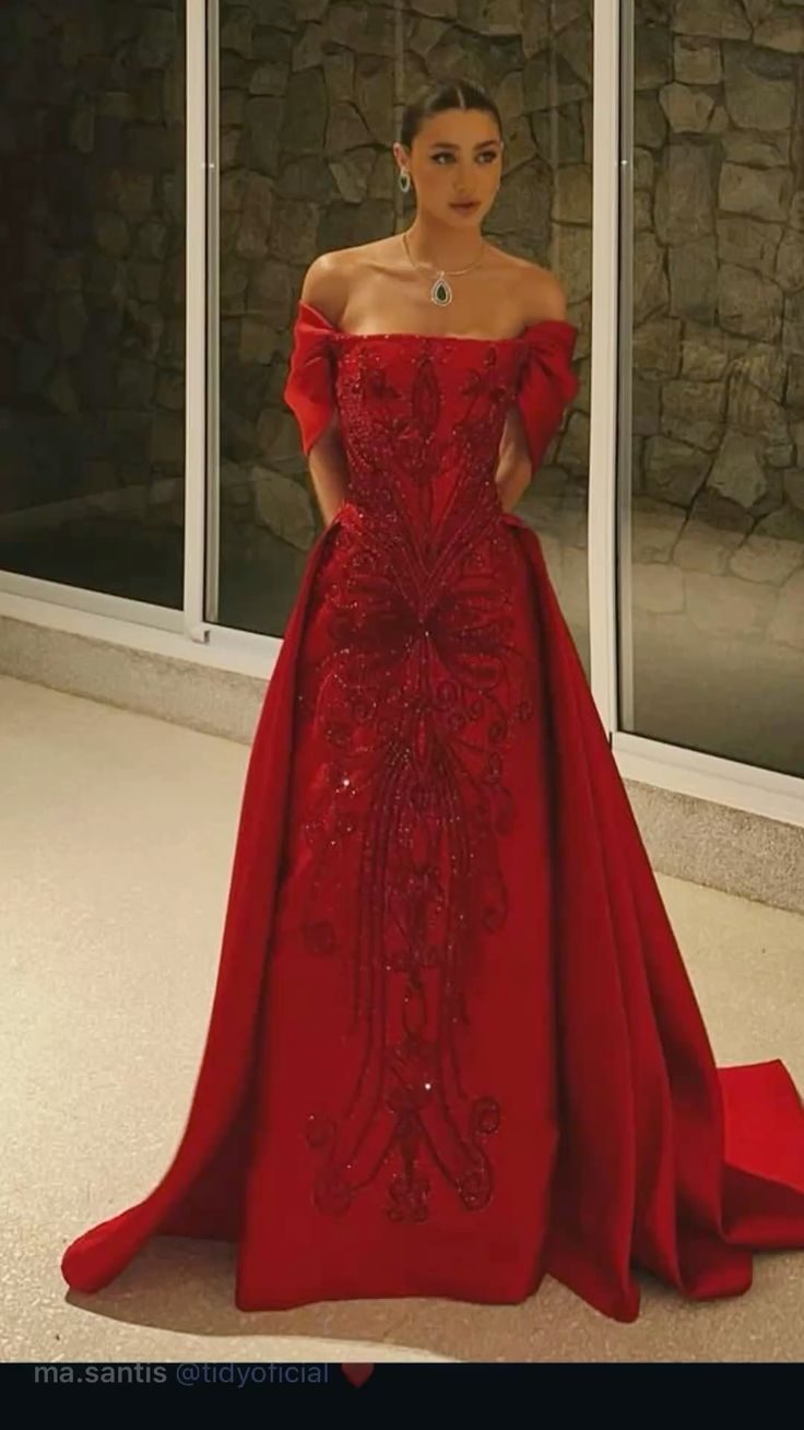 Robe de soirée longue en satin rouge brillant à épaules dénudées et sequins, idéale pour un bal de promo ou un 22e anniversaire (AB1323).