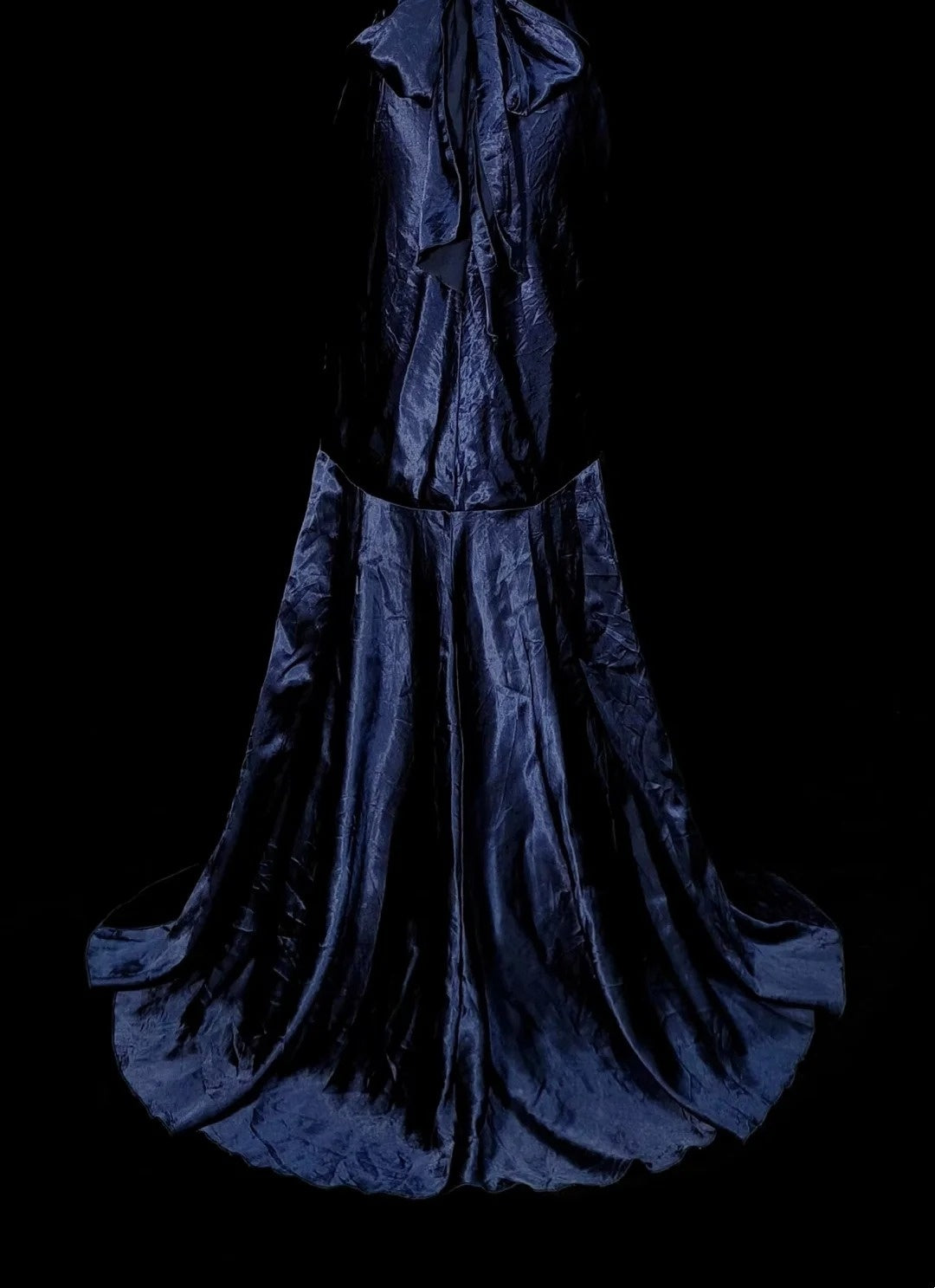 Robe de bal d'été vintage bleu marine à col halter sirène ornée de perles et d'une longue cravate noire, idéale pour les soirées formelles de printemps (N1421)