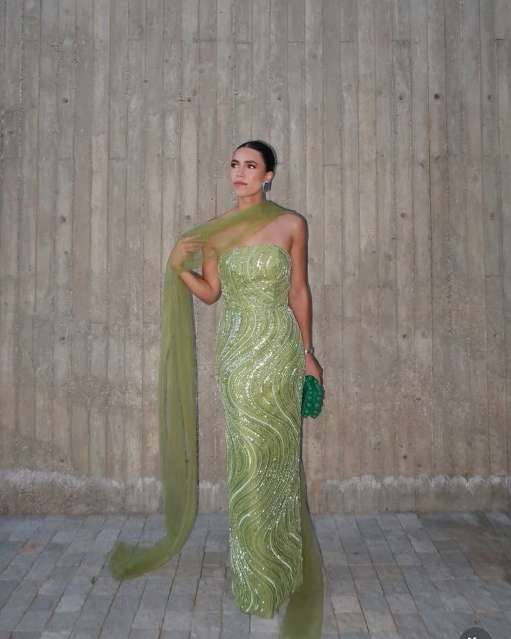 Wunderschönes hellgrünes trägerloses ärmelloses bodenlanges Ballkleid für Damen, luxuriöses, glitzerndes Ballkleid mit Kristallen N2350