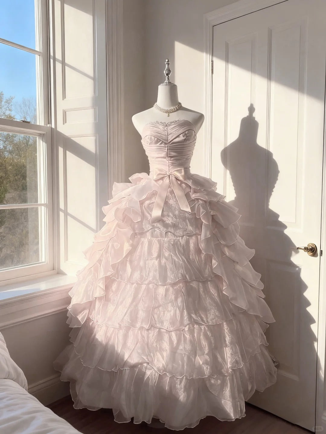 Märchenhaftes Ballkleid Trägerlos Hellrosa mit abgestuften Lagen Quinceanera-Kleid Voluminöses langes Sweet 16 Quinceanera-Kleid Vestido de RB4504