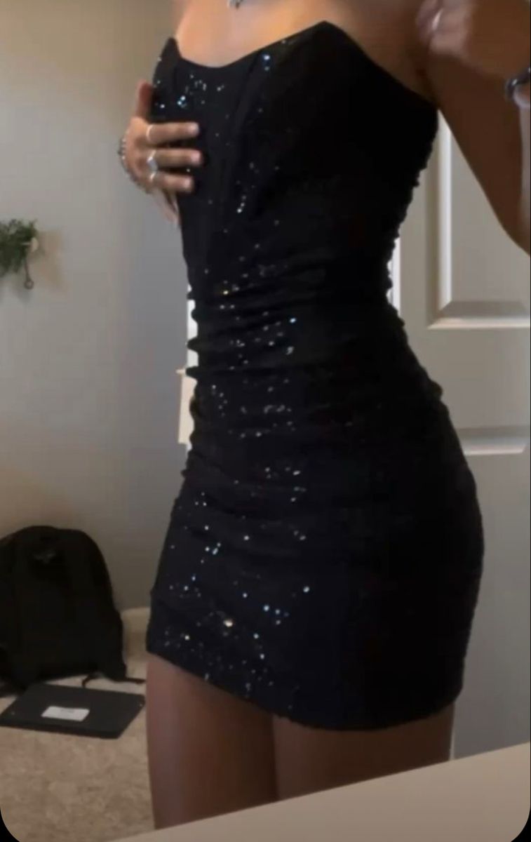 Glitzerndes trägerloses kleines schwarzes Pailletten-kurzes Mini-Kleid für Absolventinnen der High School, Hoco-Outfit, Heimkehrkleider RB4523