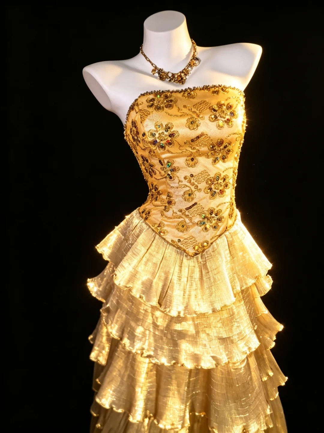 Bescheidenes Ballkleid Trägerlos Gold Rüschengestuft Abendkleid Nacht Date Abschlussballkleid N4475