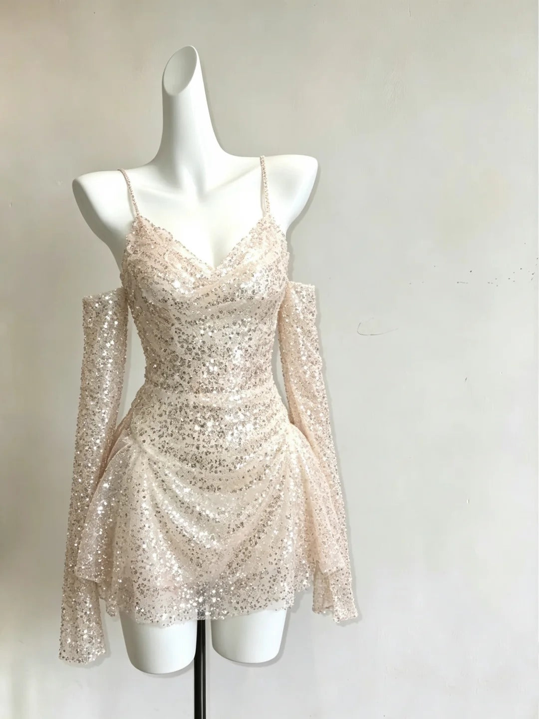 Mignonne Robe de bal de fin d'année ligne A à bretelles spaghetti et paillettes dorées, inspiration robe de rentrée pour les seniors de 8e année RB3282