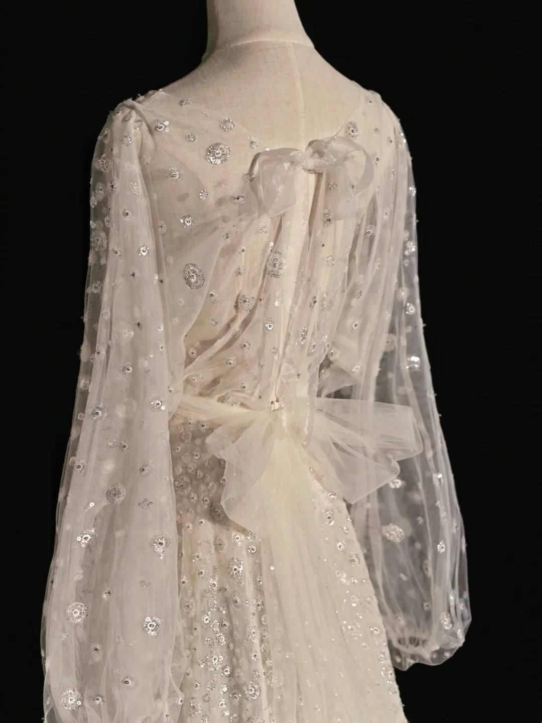 Klassisches A-Linien-Brautkleid mit Rundhalsausschnitt, Pailletten, weiß, mit langen Ärmeln, Pailletten-Brautkleid N243