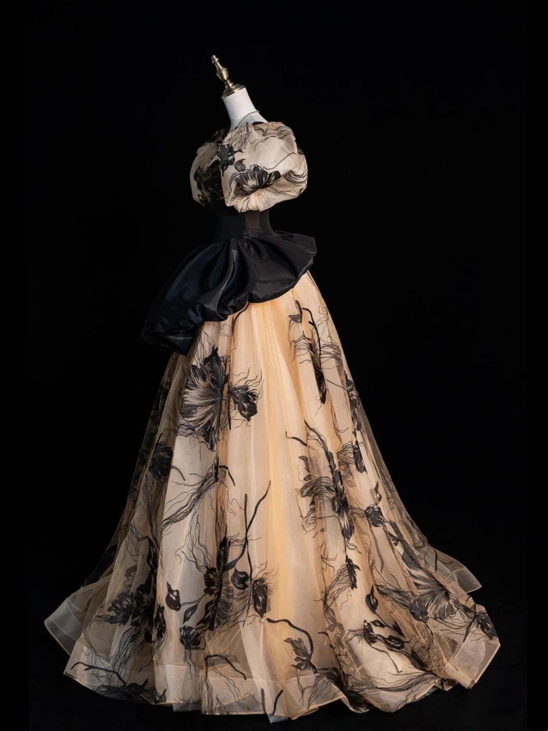 Elegantes, schwarzes, geblümtes Ballkleid mit herzförmigem Ausschnitt, kurzen Puffärmeln und langem Schnitt für Damen und Mädchen (Abendkleid N652)