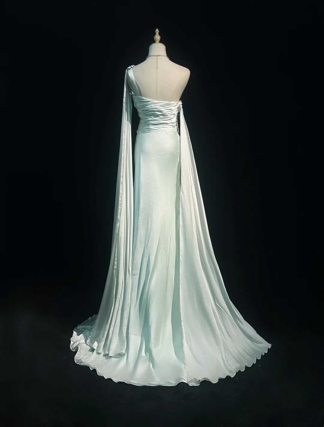 Wunderschöne Abschlussballkleider A-Linie One Shoulder Hellgrün Chiffon mit Kristallen Lange Formelle Abendkleider N3678