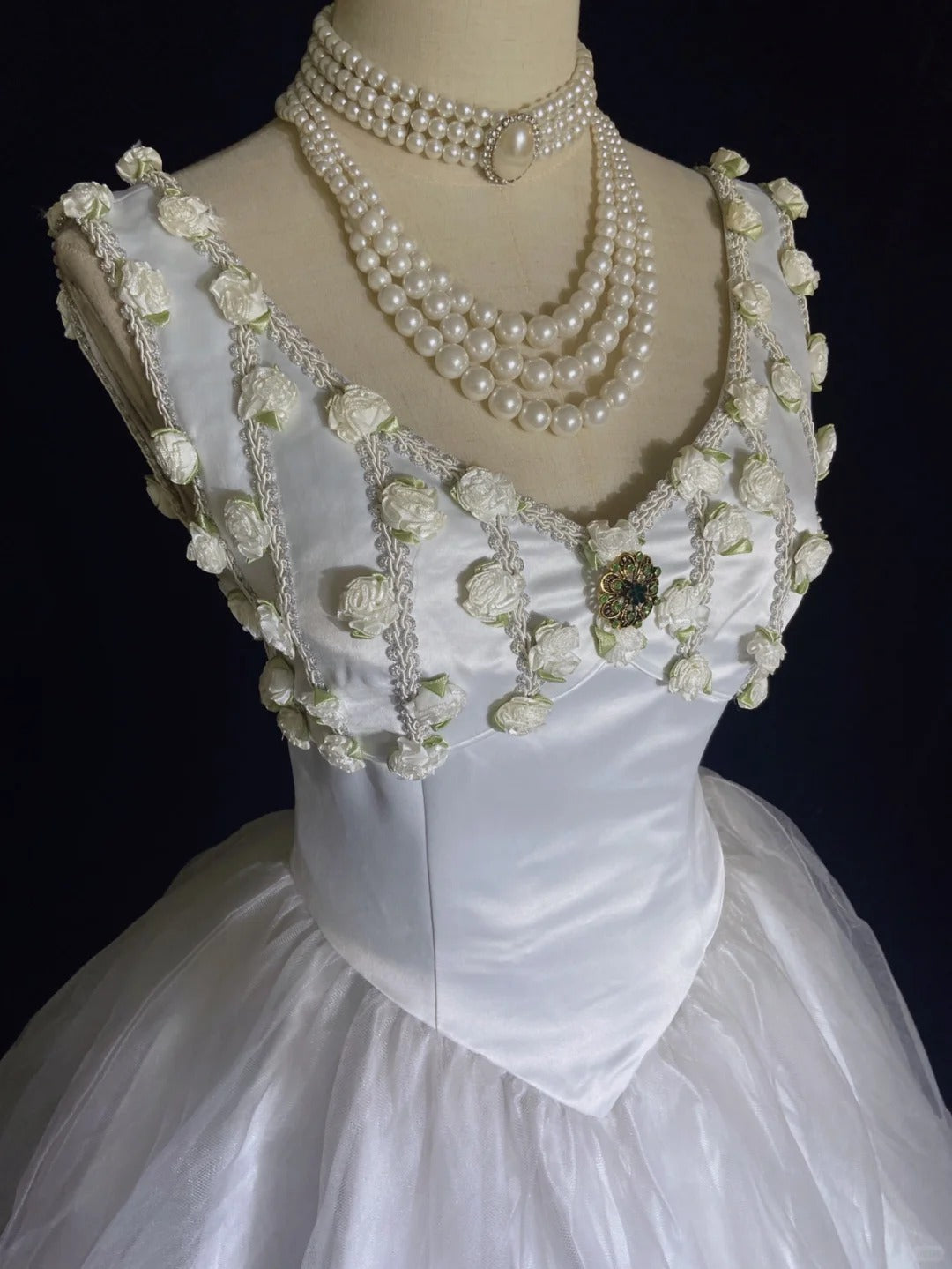 Zeitlose Hochzeitskleider Ballkleid V-Ausschnitt Weißer Tüll mit Blumen Langes Brautkleid N3475