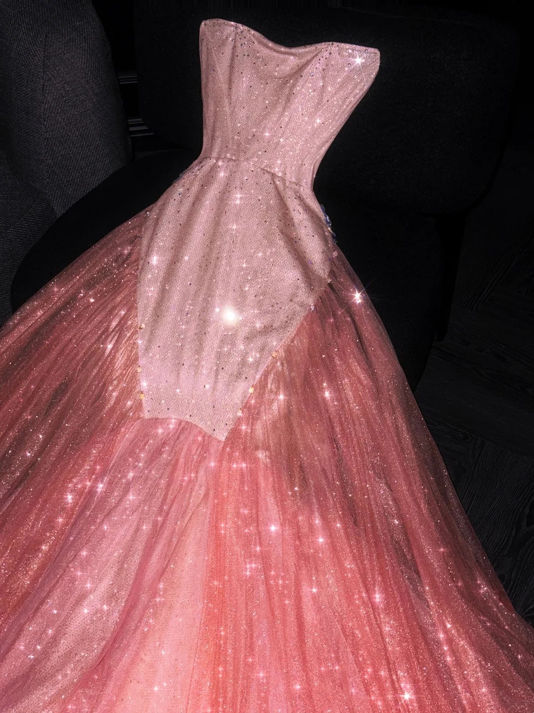 Glitzerndes, trägerloses, korallenrosa Pailletten-Abendkleid im Meerjungfrauenstil – perfekt für festliche Anlässe wie den 18. Geburtstag oder als Ballkleid (Modell N734).