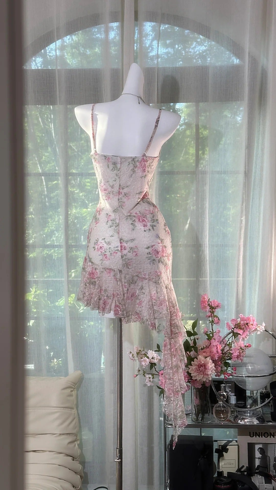 Süße Etui-Spaghettiträger-Blumen-Chiffon-Ideen für Damen Kurzes Geburtstags-Heimkehr-Kleid N3527