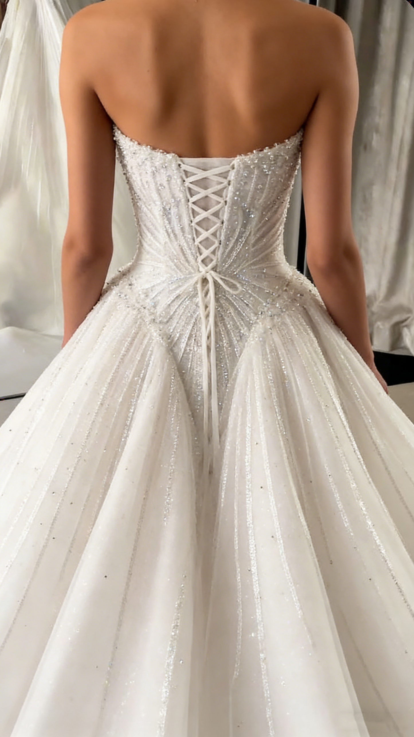 Elegantes, trägerloses, ärmelloses Ballkleid aus Tüll und Pailletten – Langes Brautkleid – Stilvolle Hochzeitskleider AB554