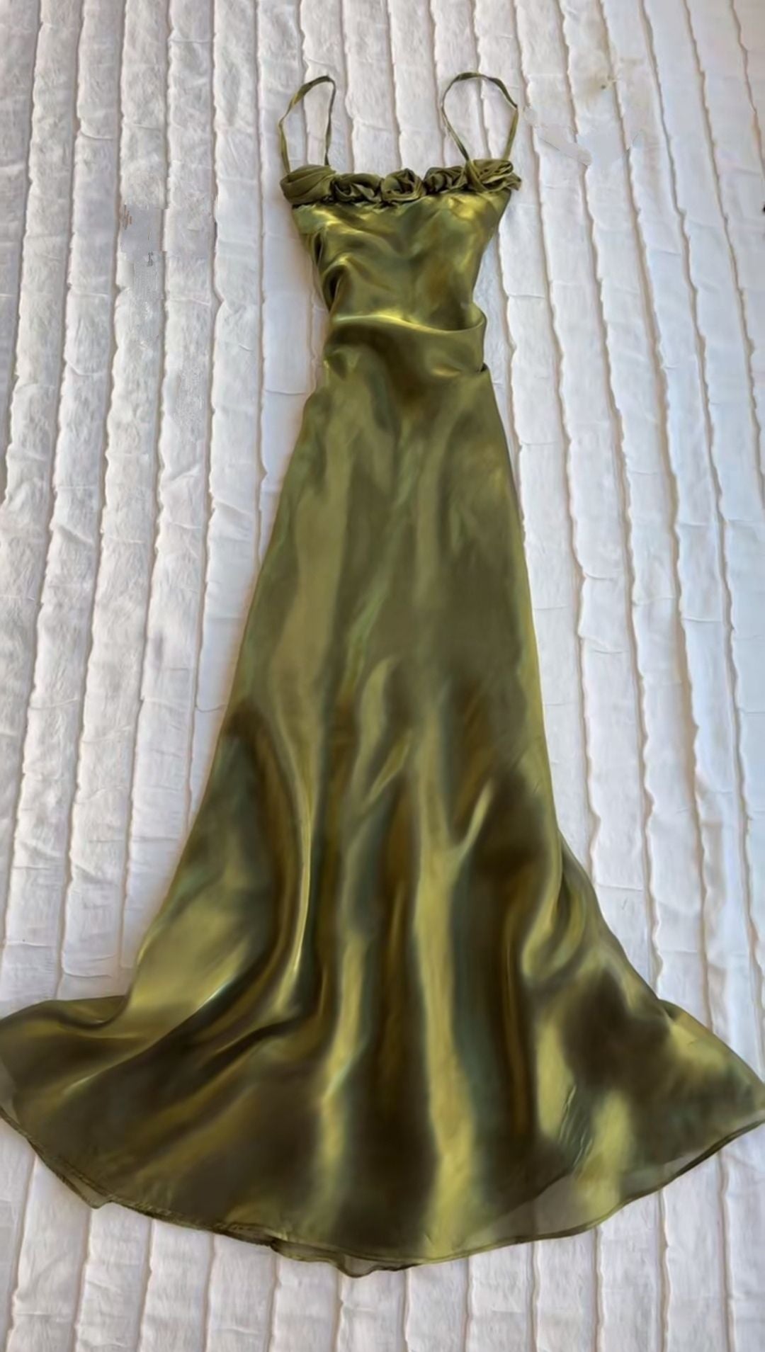 Schlichtes, langes A-Linien-Abendkleid aus olivgrünem Organza mit Spaghettiträgern – Inspiration für formelle Anlässe und Partys (AB1206)