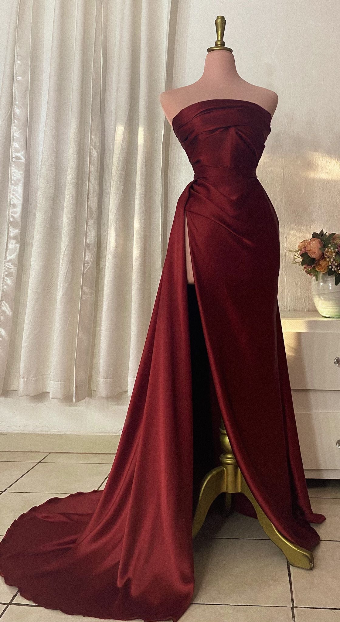 Elegantes, trägerloses, burgunderrotes Meerjungfrauenkleid mit Faltenschlitz, langes, formelles Abendkleid für Ball, Dinner und Party AB2080
