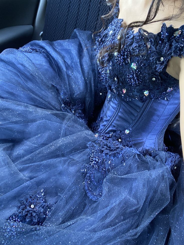 Robe de bal sobre en tulle bleu marine à épaules dénudées et manches courtes ornées d'appliques. Robe de soirée longue idéale pour un bal de fin d'année, un anniversaire de 16 ans ou une remise de diplôme (AB1065).