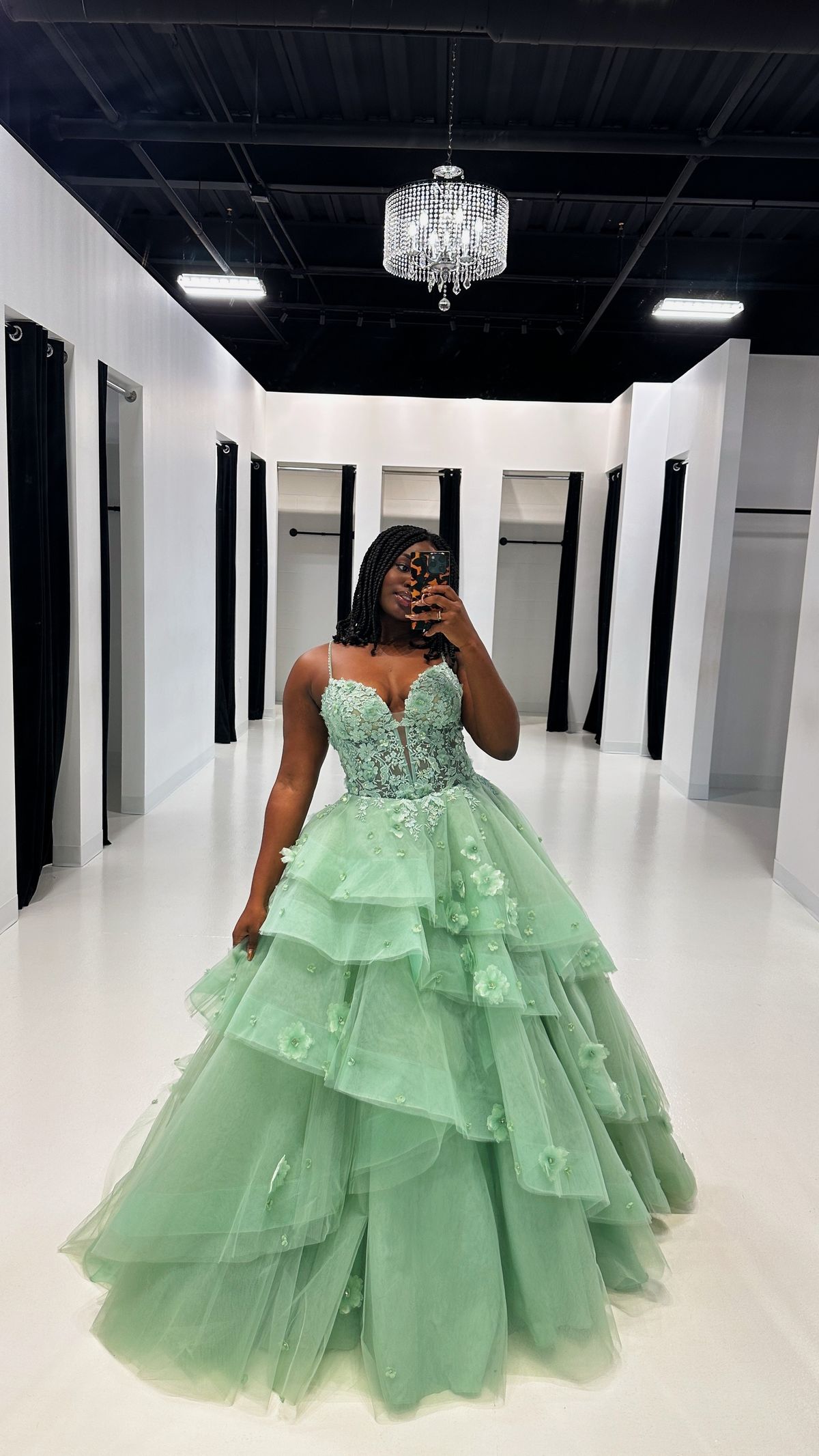Robe de bal élégante vert sauge à volants et fronces florales, bustier cœur, robe longue de soirée AB482