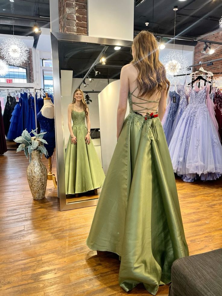 Robe de bal longue élégante en satin vert olive, coupe trapèze, bretelles spaghetti, dos nu, idéale pour les fêtes, les mariages et les anniversaires (N444)