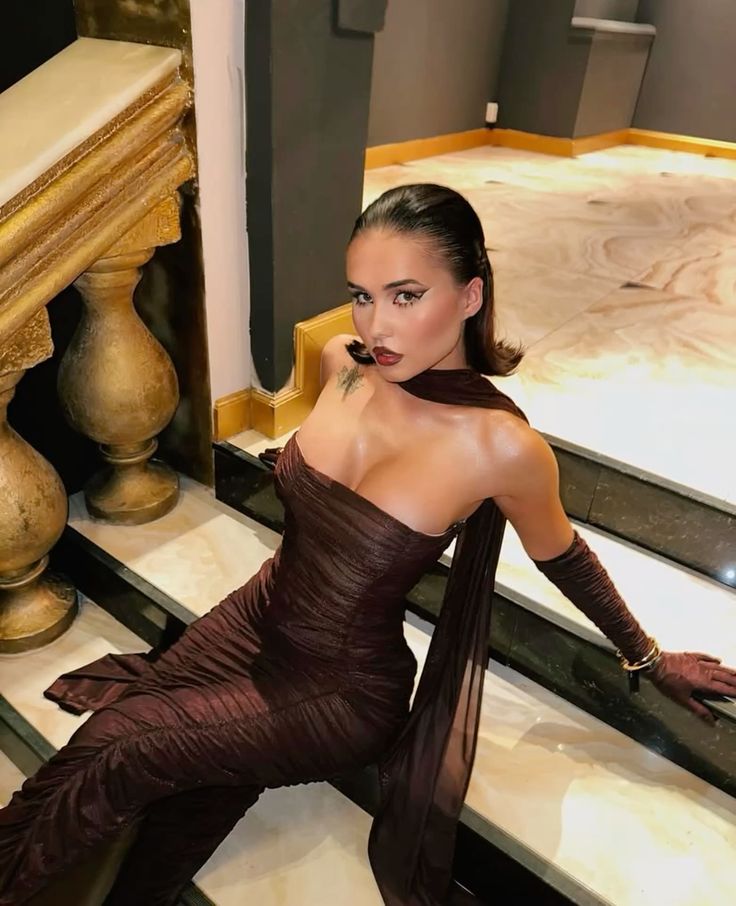 Ätherisches, trägerloses Meerjungfrauen-Abendkleid in Burgunderrot mit Schal und Handschuhen – Inspiration für formelle Partys und Abschlussbälle (Modell N448)