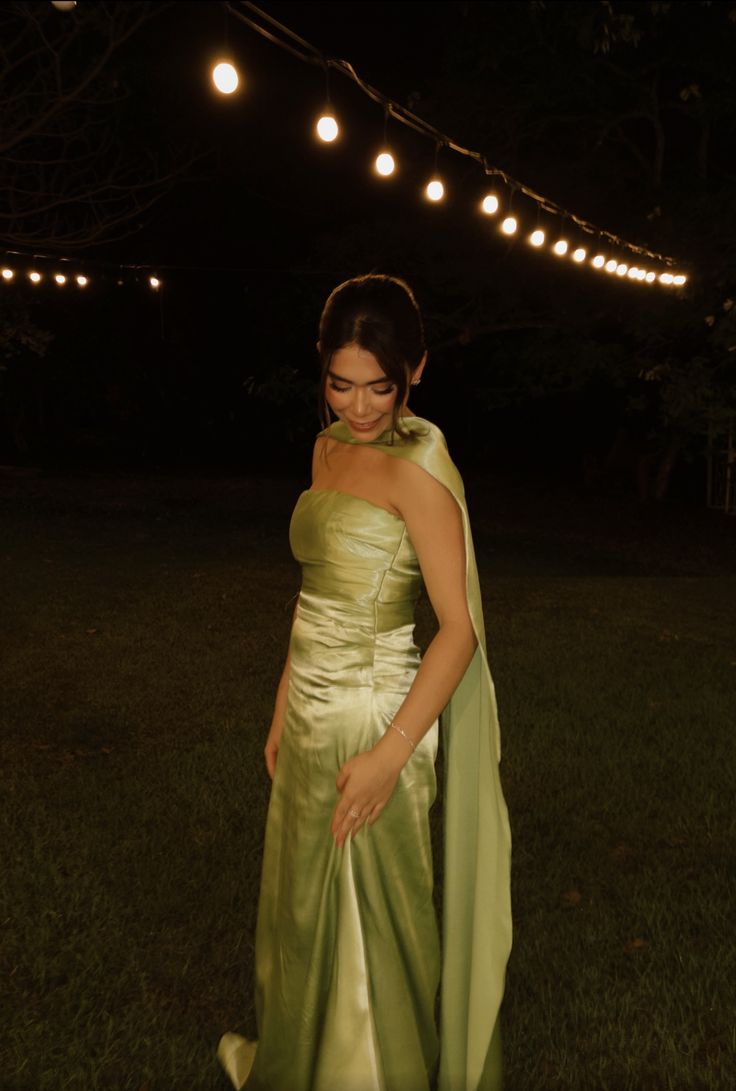 Robe de bal longue en satin vert sauge, coupe trapèze, sans bretelles, style modeste, idéale pour une invitée à un mariage formel (AB158)