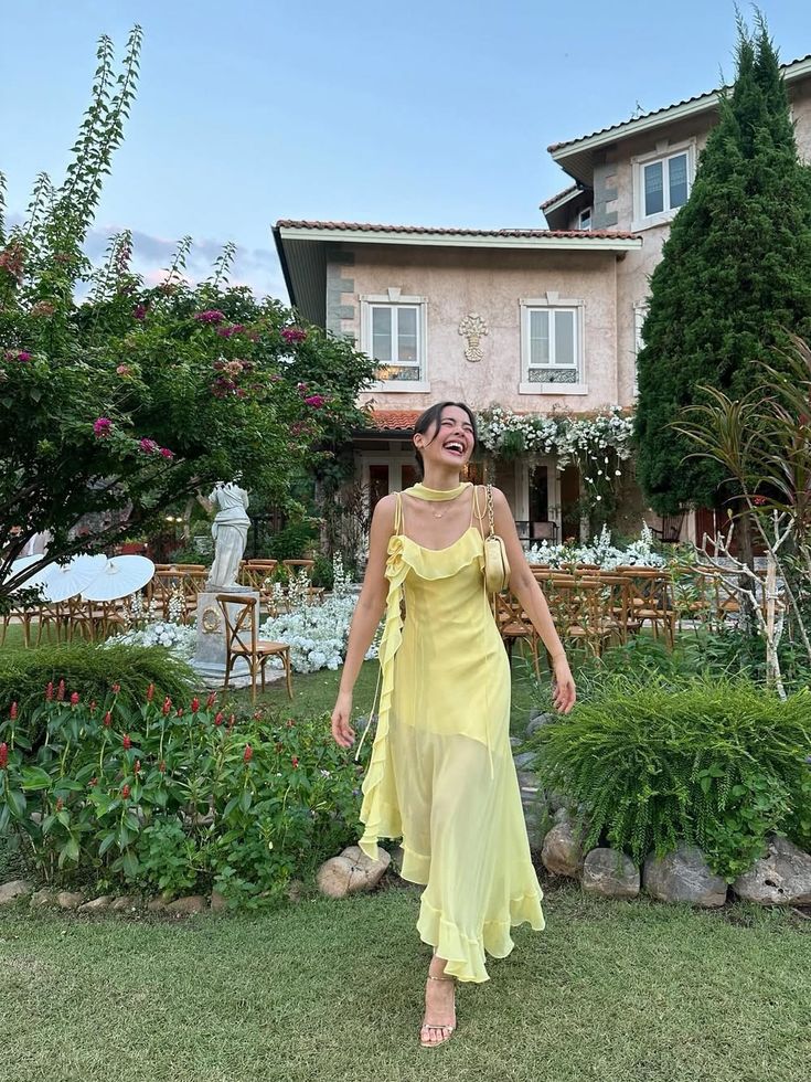 Einfaches A-Linien-Kleid mit Rüschen und Schal, Spaghettiträger, gelber Chiffon, ärmellos, ideal für Abiball, Urlaub oder Hochzeit, N253