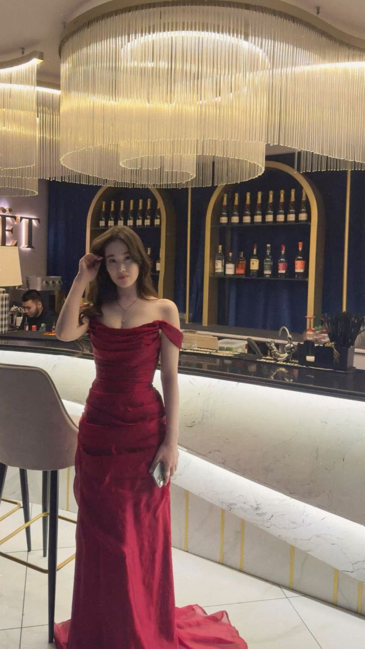 Sexy Meerjungfrauen-Abendkleid aus rotem Satin mit Perlenbesatz und schulterfreiem Schnitt – perfekt für Teenager und Mädchen, auch als formelles Party- oder Geburtstagskleid geeignet (N414).