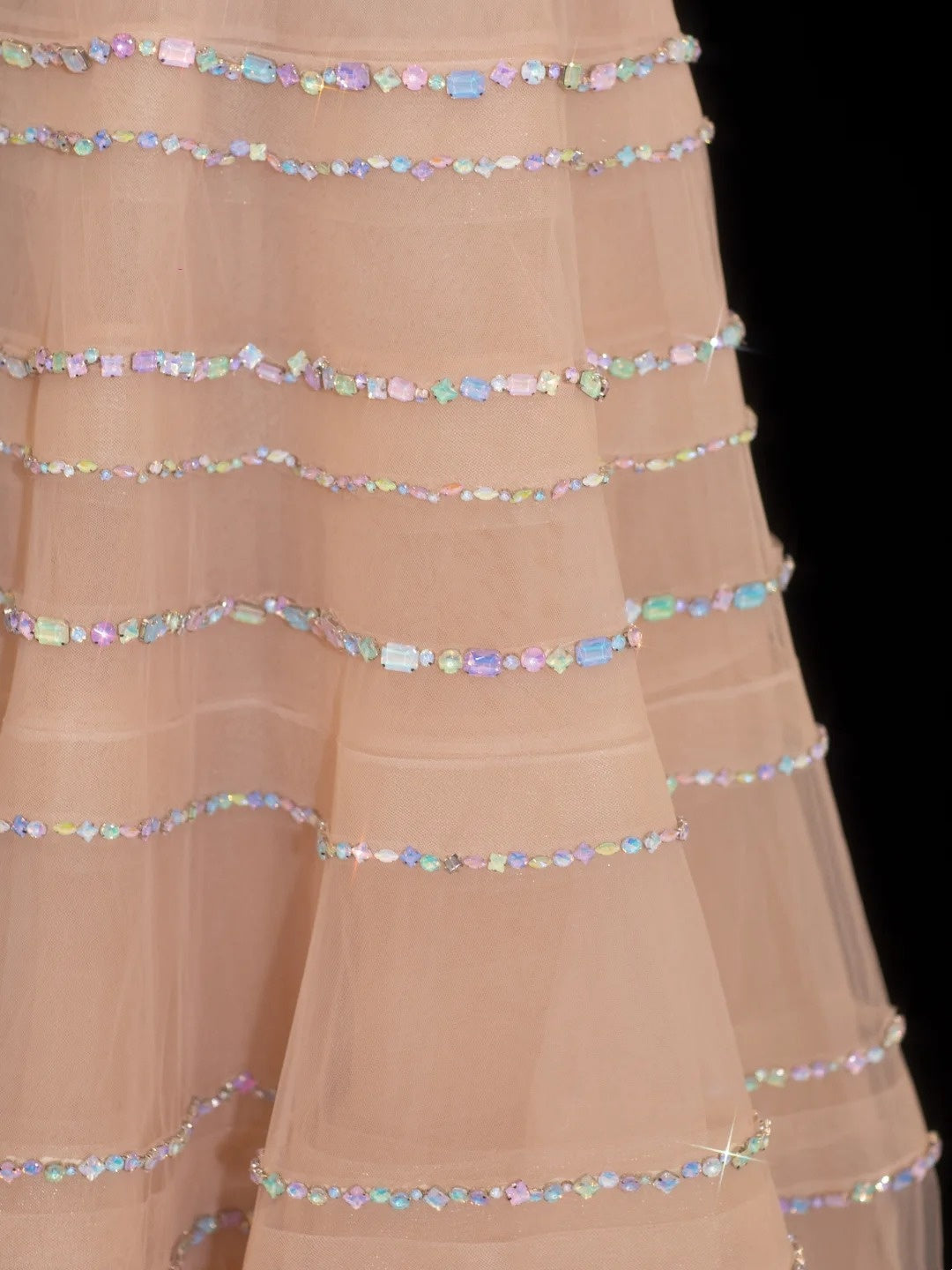 Robe de bal longue N142, sans bretelles, couleur champagne scintillante, ornée de perles argentées.