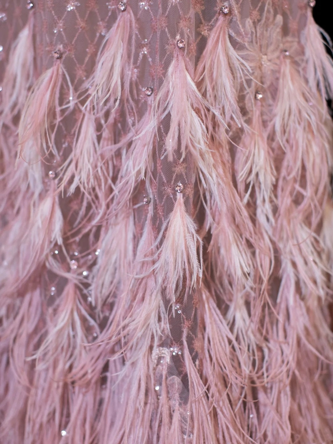 Elegantes Meerjungfrauen-Kleid mit hohem Kragen aus rosa Spitze und Federapplikationen – Inspiration für formelle Partykleider, lange Ballkleider N149