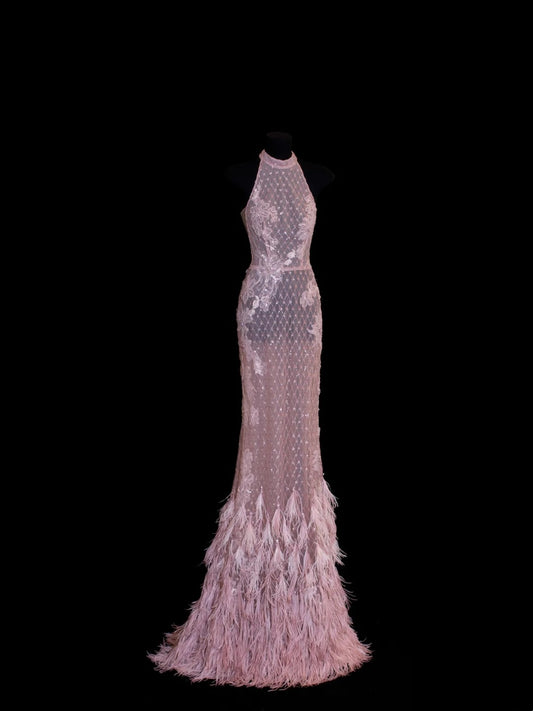 Elegantes Meerjungfrauen-Kleid mit hohem Kragen aus rosa Spitze und Federapplikationen – Inspiration für formelle Partykleider, lange Ballkleider N149