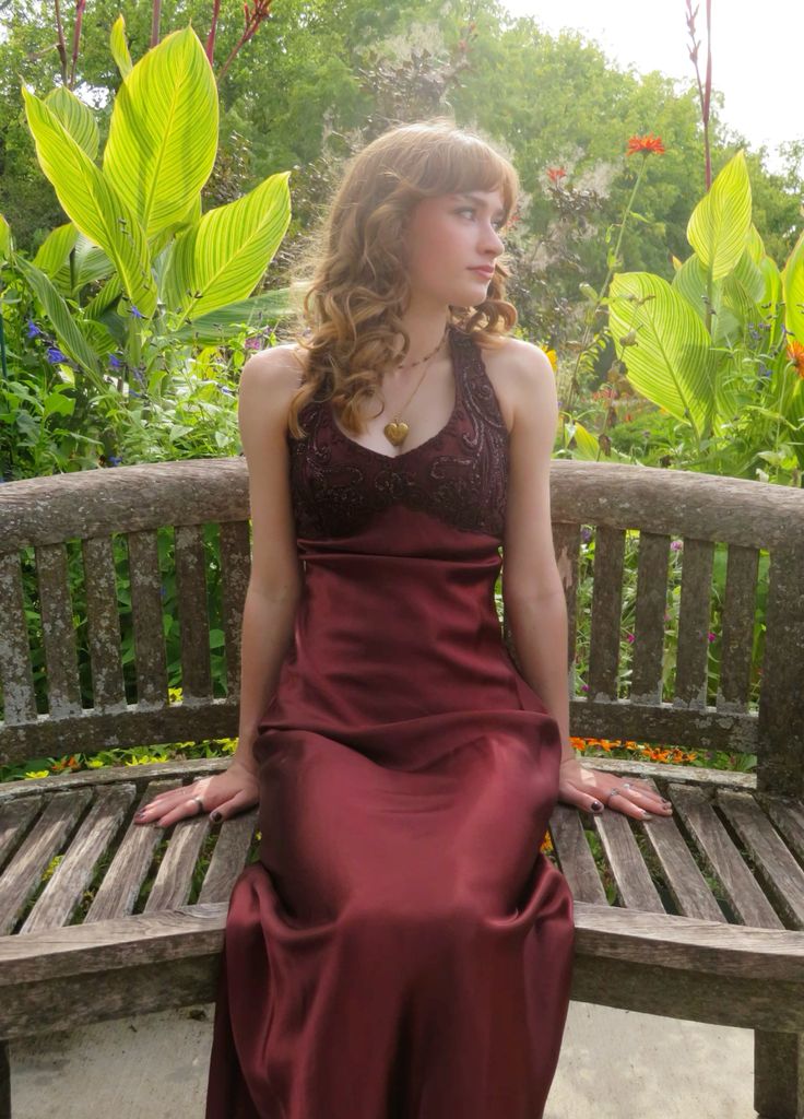 Robe de bal longue vintage en satin bordeaux, coupe trapèze, sans manches, dos nu, style licou, idéale pour un 21e anniversaire ou une remise de diplôme (AB031)
