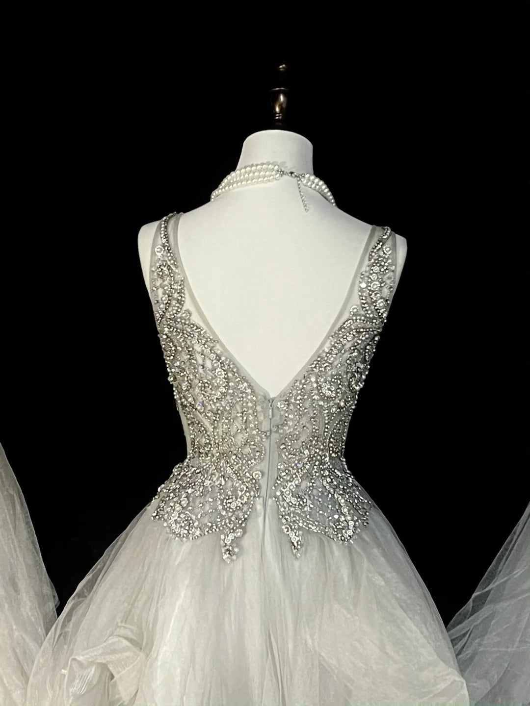 Robe de bal vintage en tulle argenté à col en V ornée de perles, idéale pour les bals de fin d'année (Sweet 16), les quinceañeras et les fêtes de 15 ans. Robe longue N1439