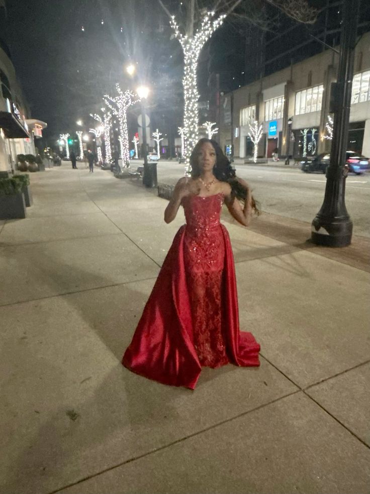 Einzigartiges, trägerloses, schwarzes Paillettenkleid mit rotem Saum für Mädchen, langes Partykleid zum 18. Geburtstag, Abschlusskleid N238