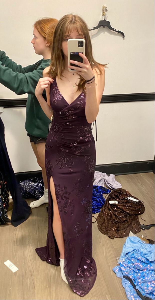 Elegantes Etuikleid mit Spaghettiträgern, Traubenspitze, langem Schlitz und Ballkleid Vestidos De Dia AB589