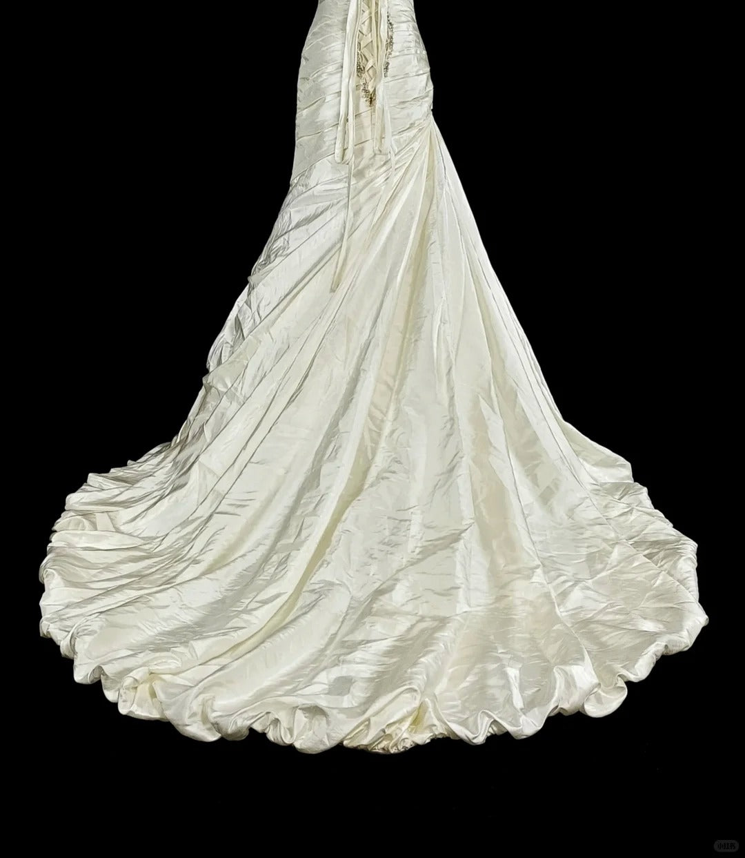 Unique Wedding Dresses Mermaid Sweetheart Satin Ruffled Sleeveless Ivory Long Brides Dress N3519