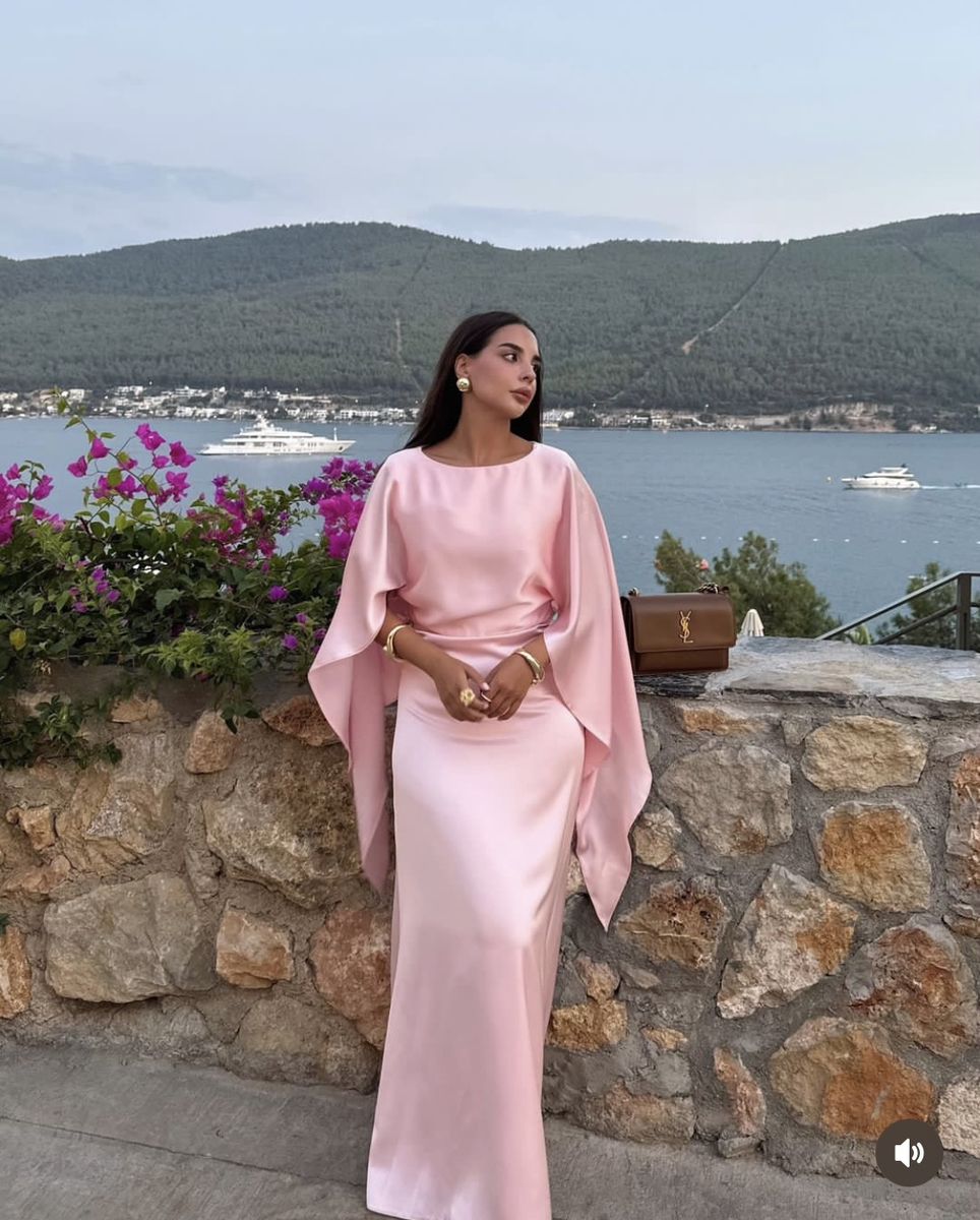 Robe de cocktail sirène rose à col rond et cape plissée et froncée pour femme, idéale pour les soirées de remise de diplômes et les bals de fin d'année (AB1881)
